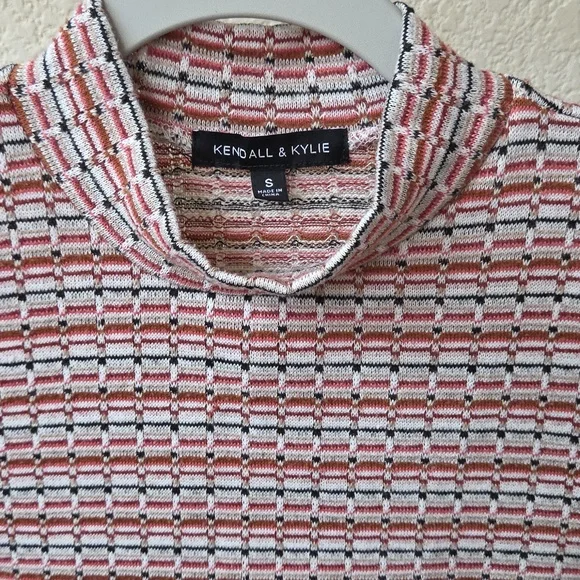 Kendall & Kylie Knitted Short Sleeve Top .. Size Small - Picture 3 of 5